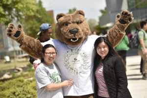 GGC Students with Grizzly